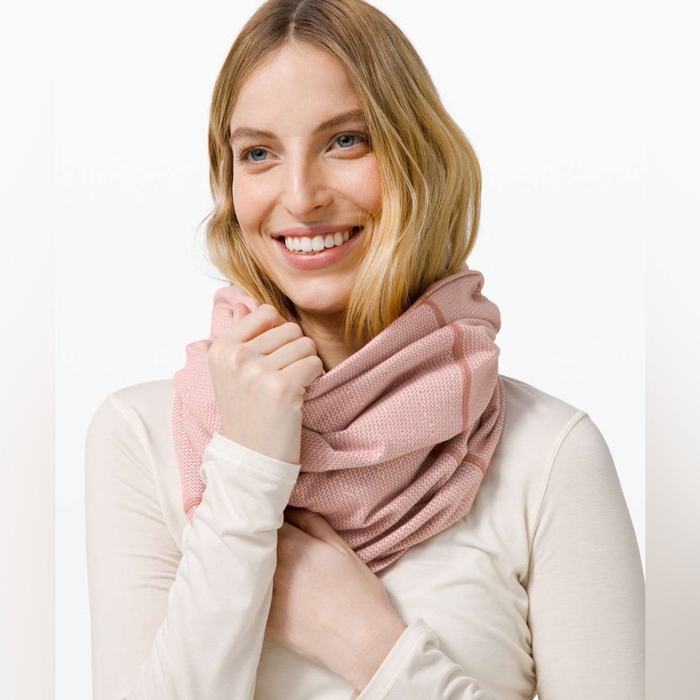 NWT - Lululemon Vinyasa Scarf *Rulu
Magnetism Jacquard White Chalky Rose